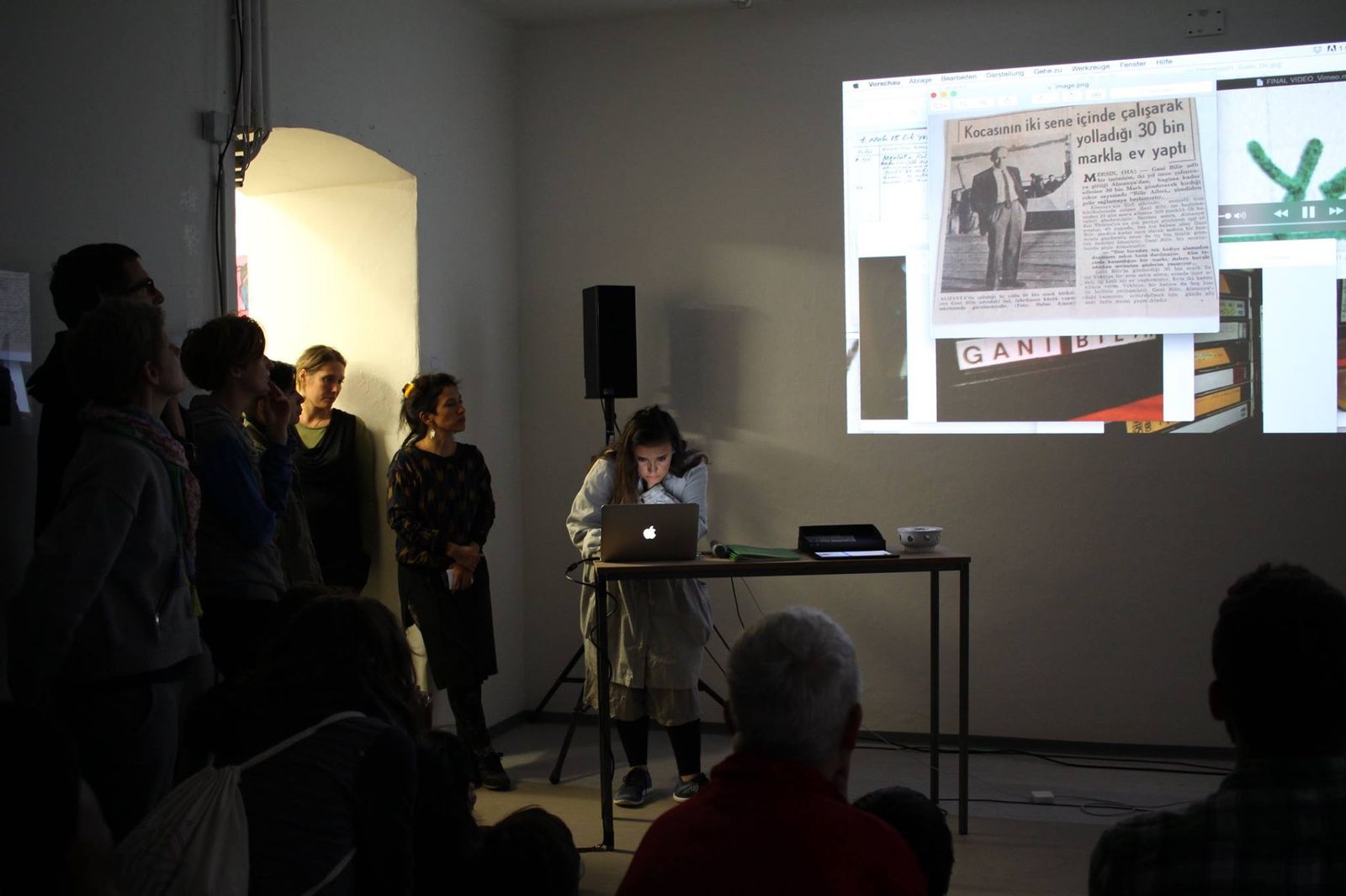 Lecture-Performance mit Projektion vor Publikum