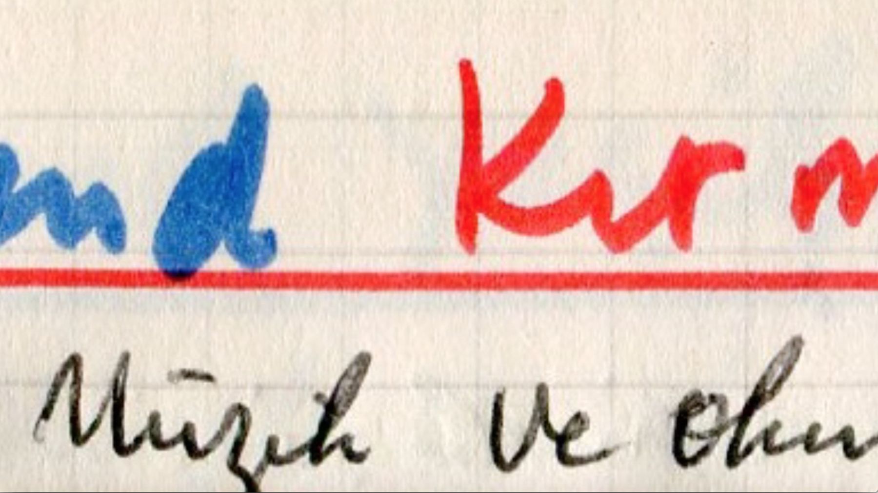 Handschriftliche Einträge in Rot und Blau aus Gani Bilirs Tonband-Verzeichnis